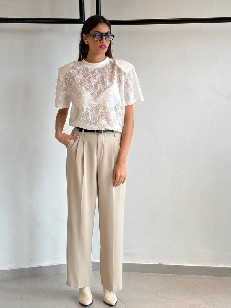 8B5C13A6-29D5-49A1-8DCF-ADAC7076A560 חולצת לירי תחרה לבן – תמונה 1