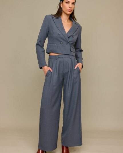 מכנסיים מחויטים עם קפלים